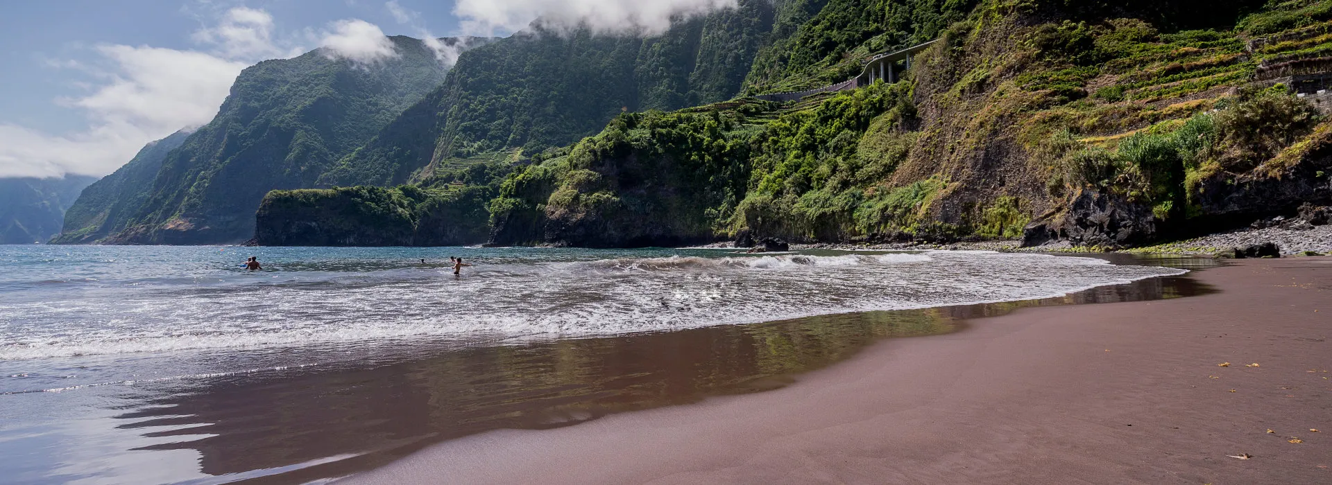 Strand von Seixal Praia do Porto auf Madeira