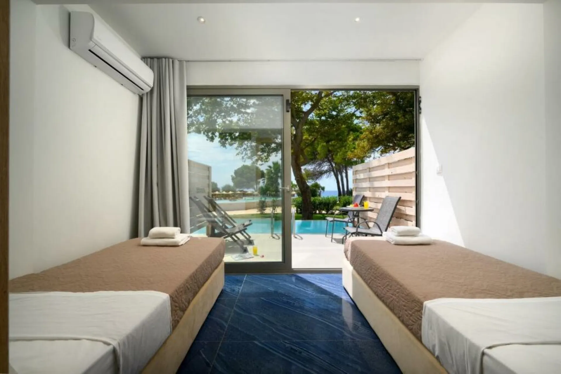 Ninos Grand Beach Hotel & Resort - Familienzimmer Deluxe Swim Up