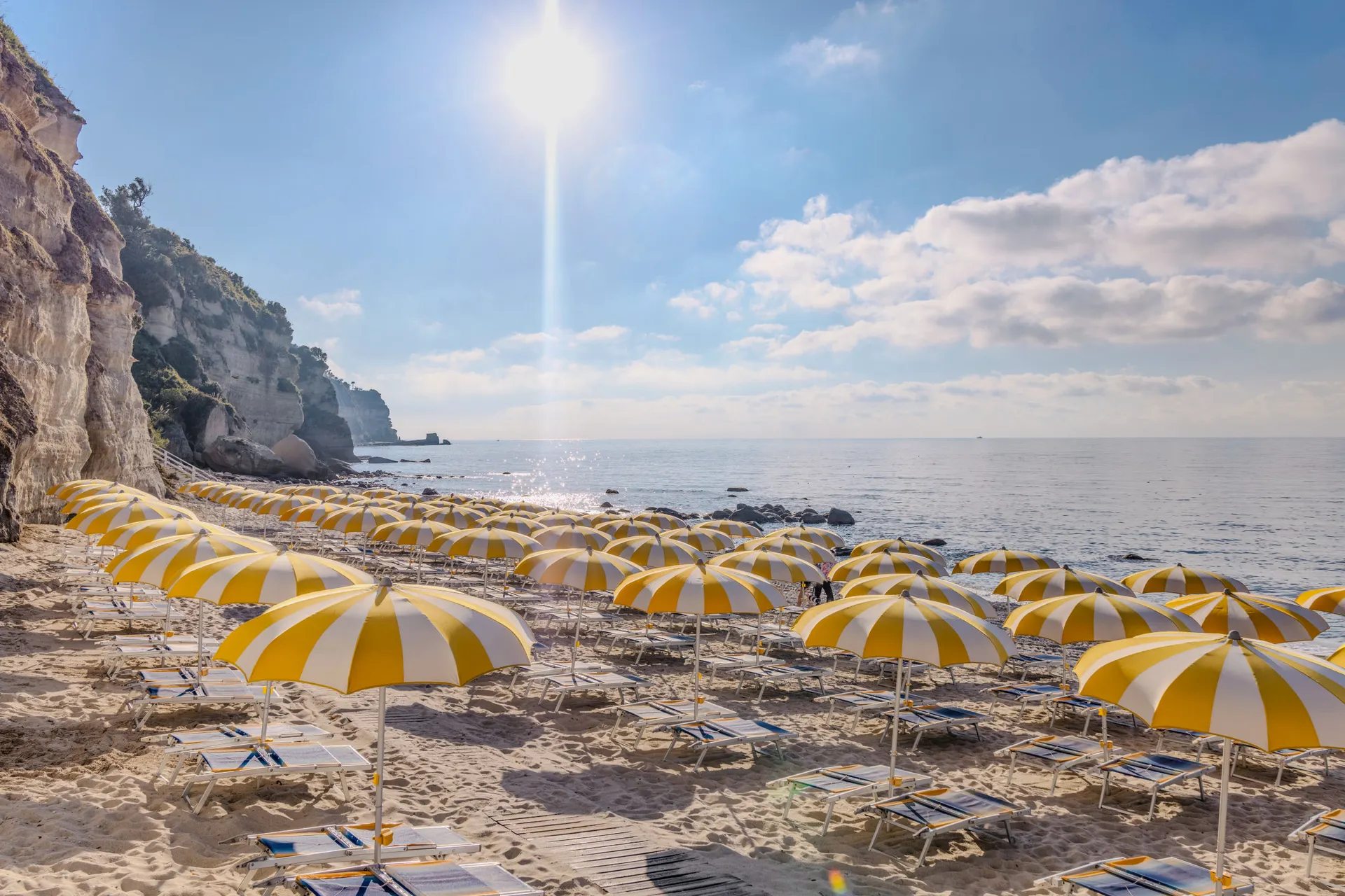 Strand mit Liegen in Kalabrien