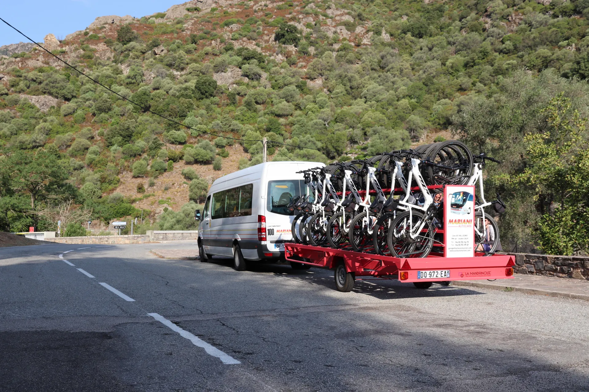 Bus mit Radanhänger