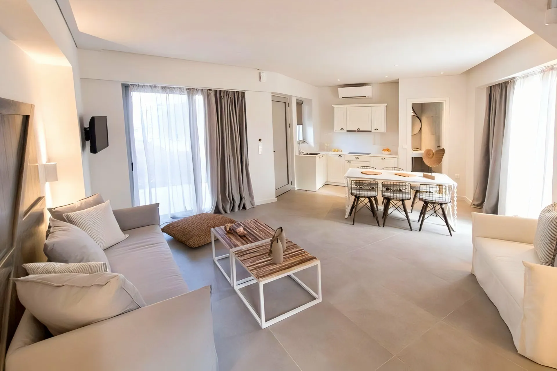 Hotel Crystal Waters