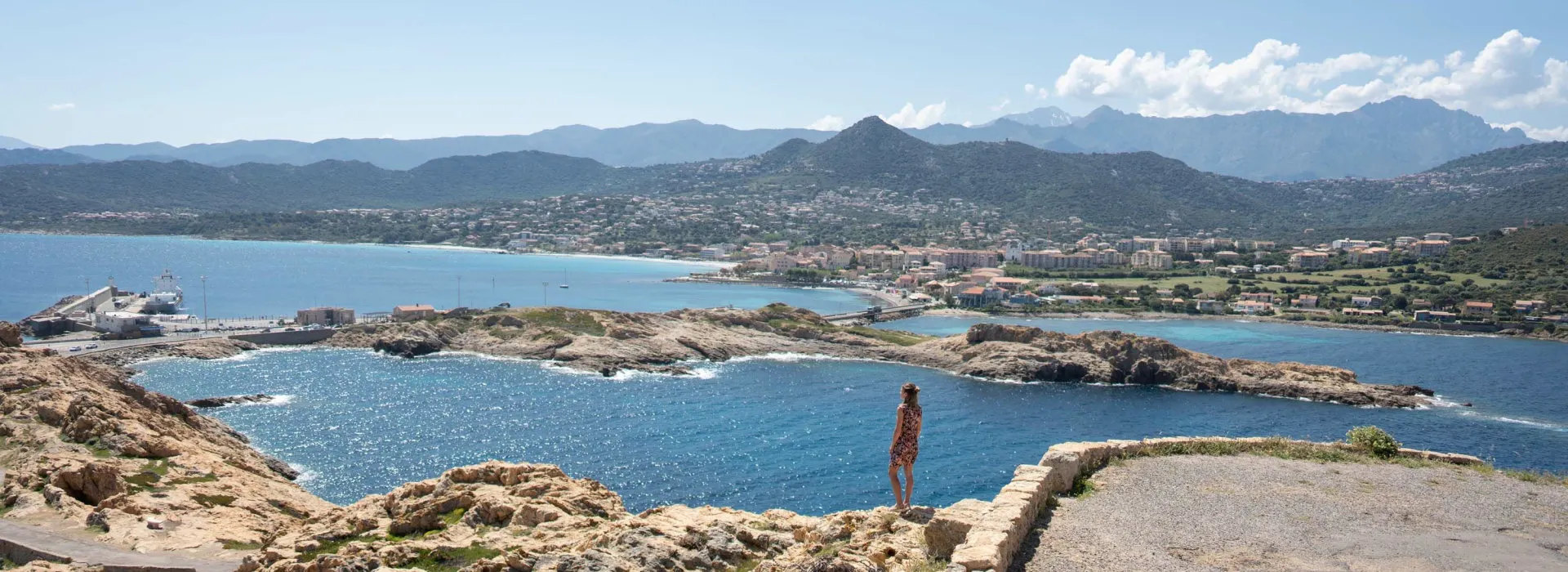 Blick über die Küste von Ile Rousse auf Korsika