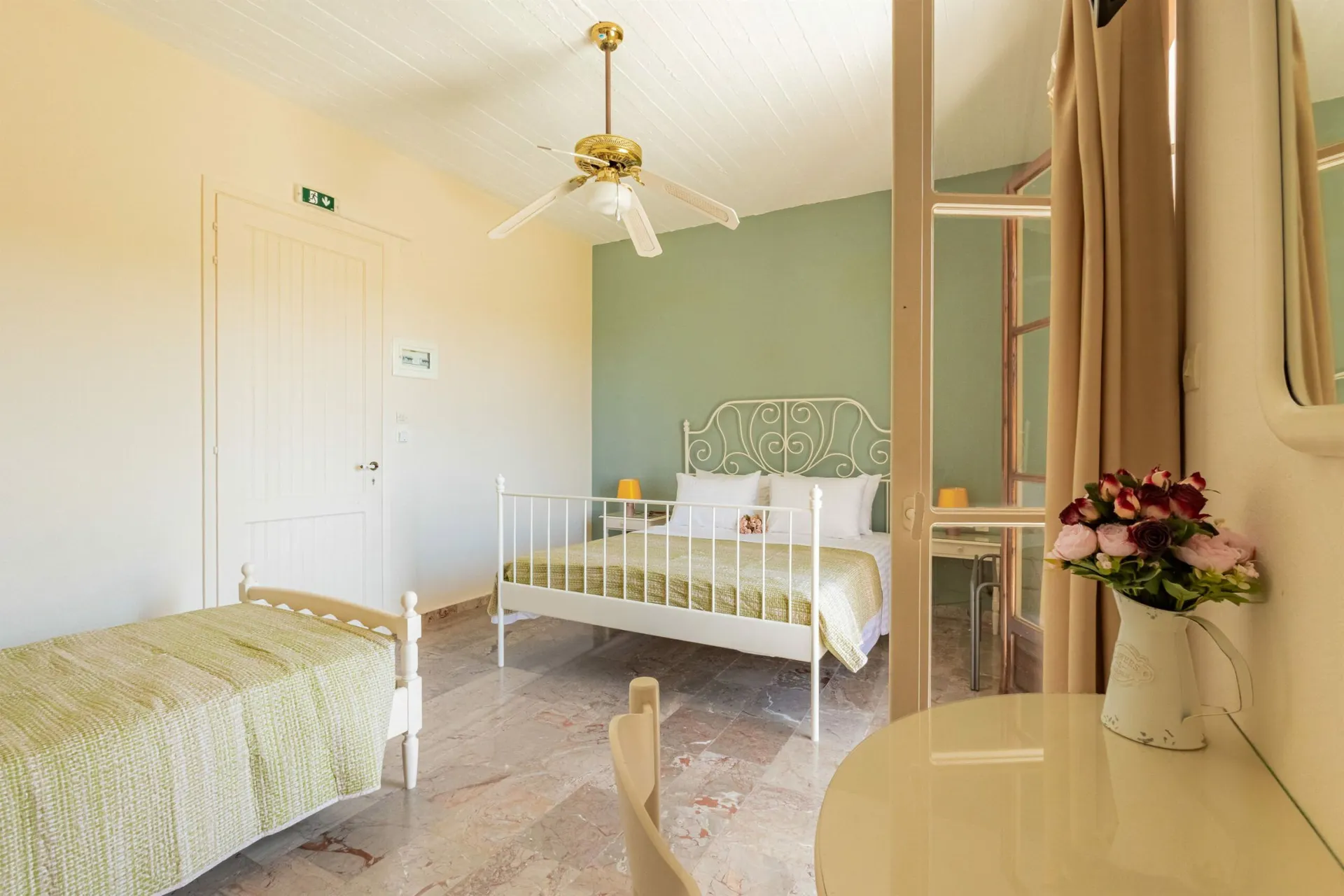 Villehardouin - Dreibett Studio Gartenblick