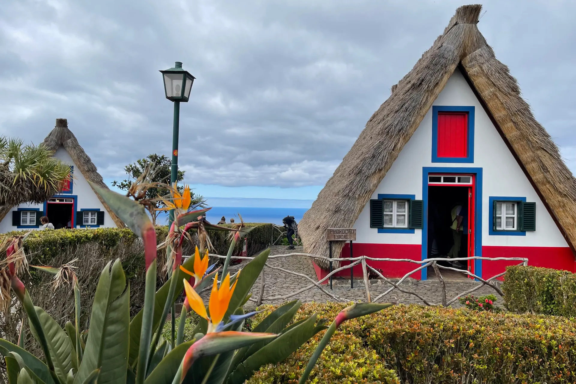 bedeckte Strohhäuser